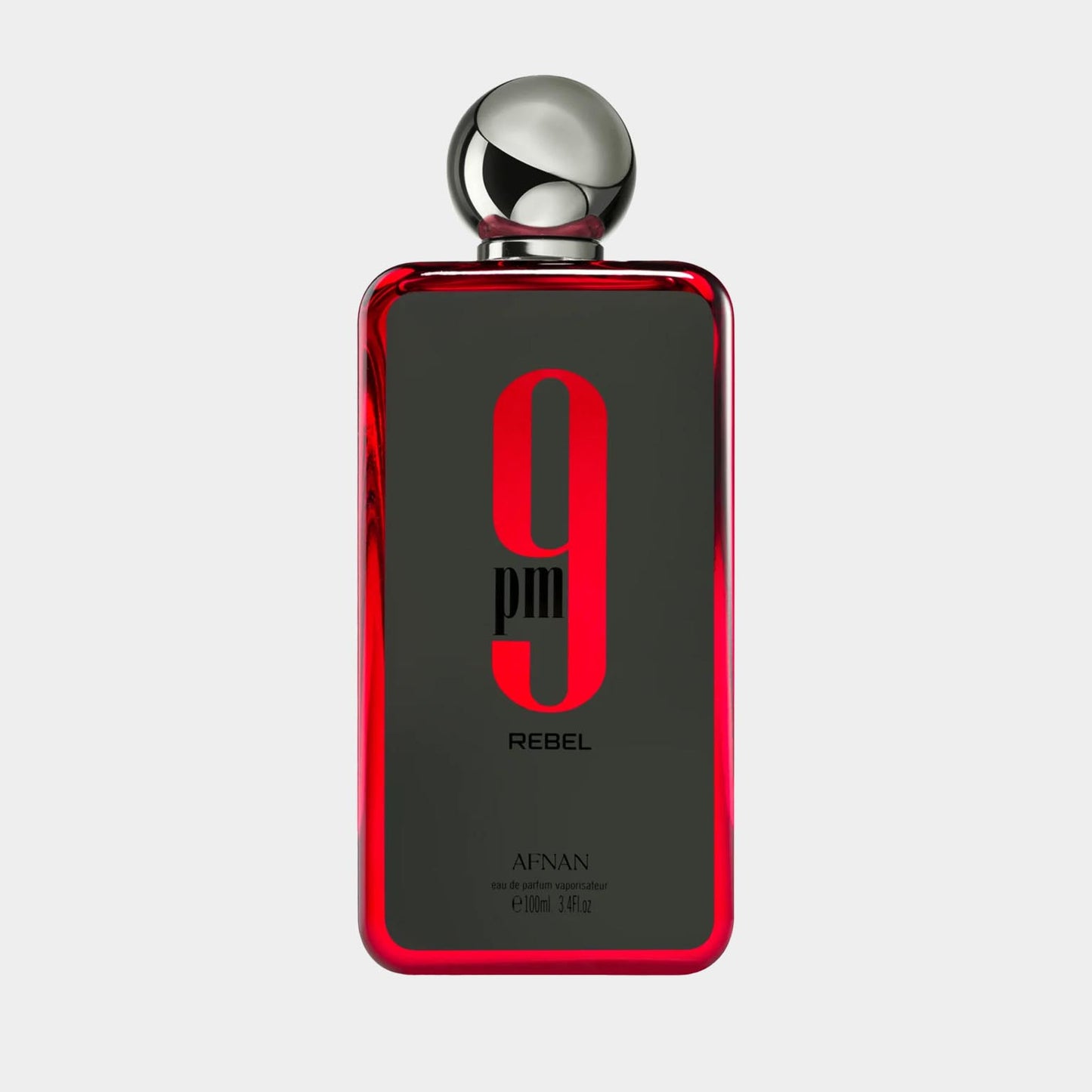 Afnan 9PM Rebel Sample is een elegante geur in een opvallende flacon met een metallic dop en een modern design. De fles heeft een donkere achtergrond met het kenmerkende 9 PM REBEL logo in grote, felle letters.
