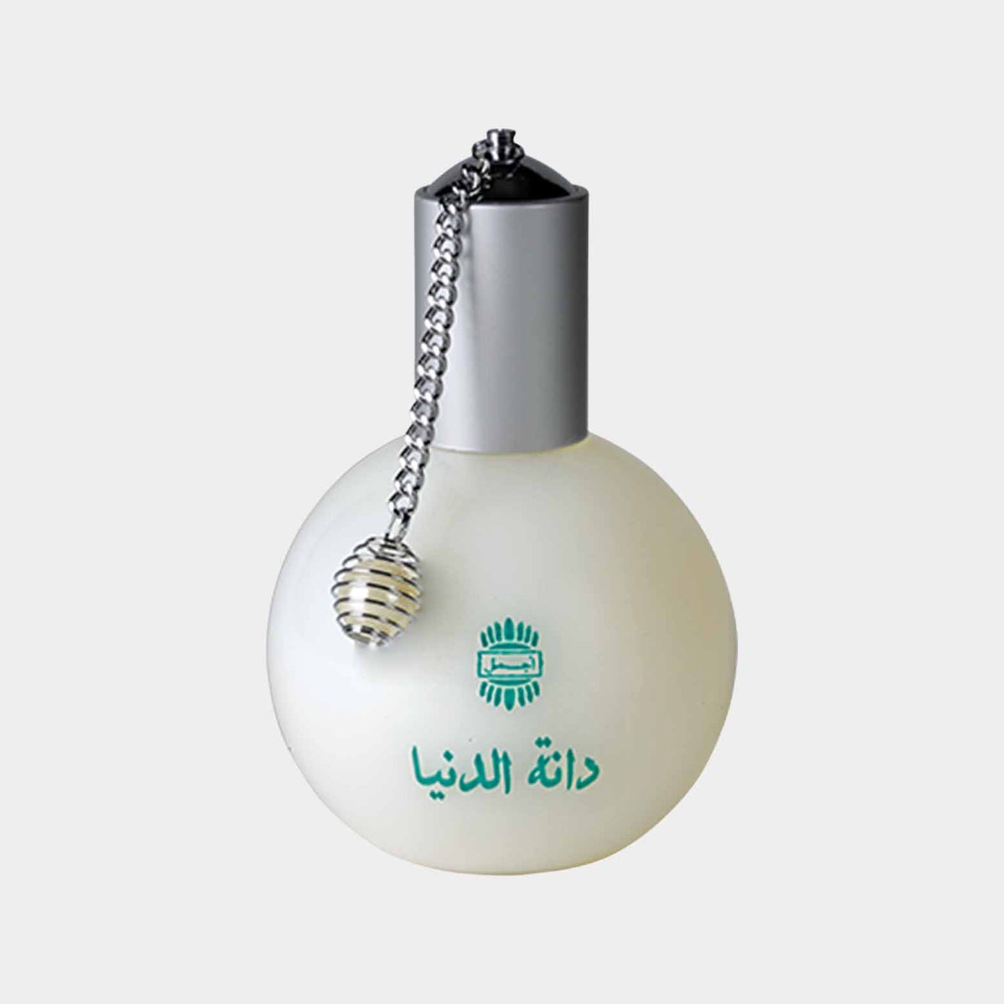 Ajmal Danat Al Duniya Sample is a small, round parfumfles met een elegante, zilveren dop en een kettingdetail. Het flesje is versierd met groene Arabische Schrift, wat de luxe van de geur benadrukt.