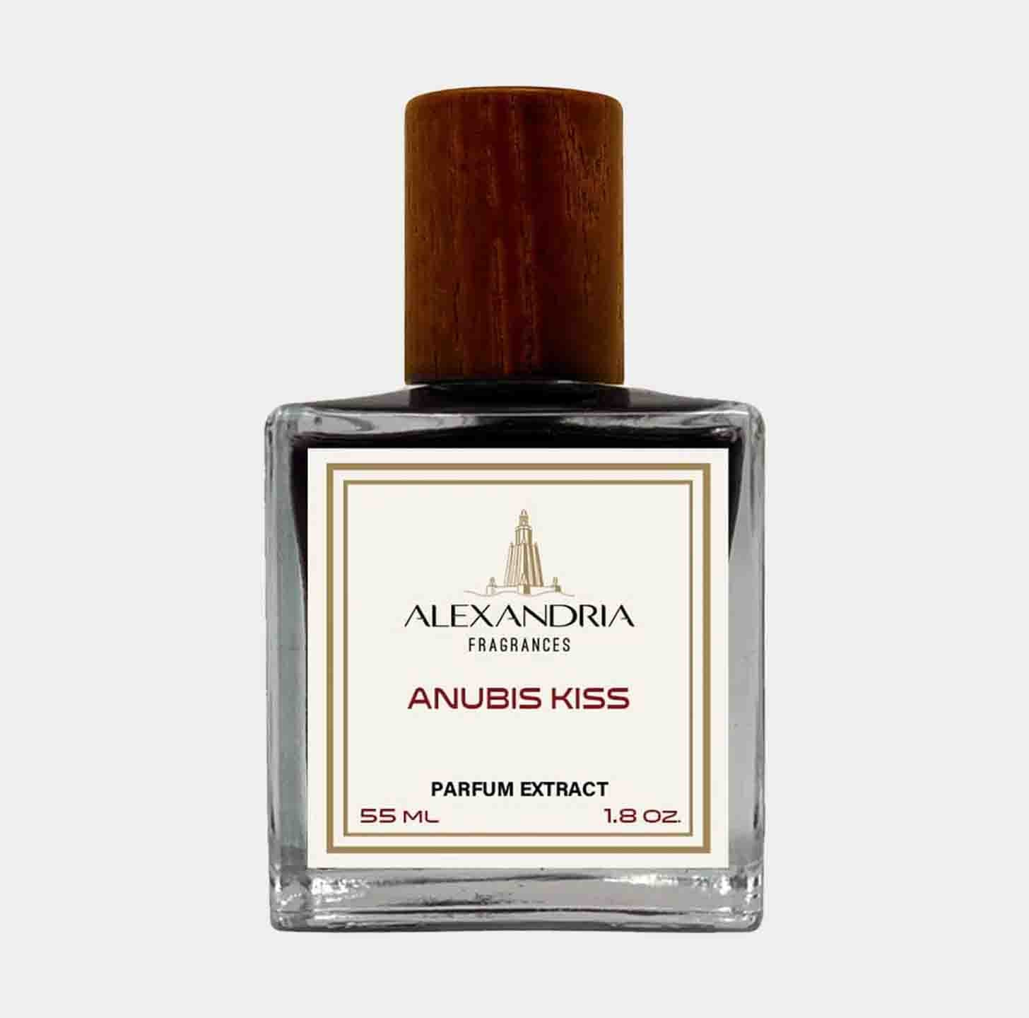 Sample van Alexandria Fragrances Anubis Kiss in een elegante glazen fles van 55 ml met een houten dop, gepresenteerd als parfumextract.