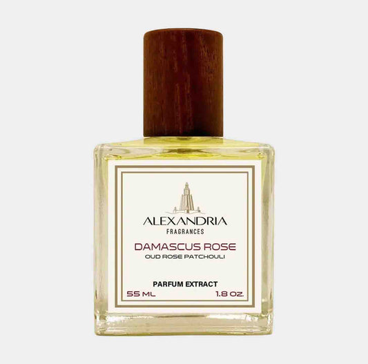Een flacon van de *Alexandria Fragrances Damascus Rose Sample*, gevuld met 55 ml parfumextract, met een elegante houten dop en een geurcombinatie van rozen en patchouli. Het glanzende glas en de verfijnde label benadrukken de luxe van deze geur.