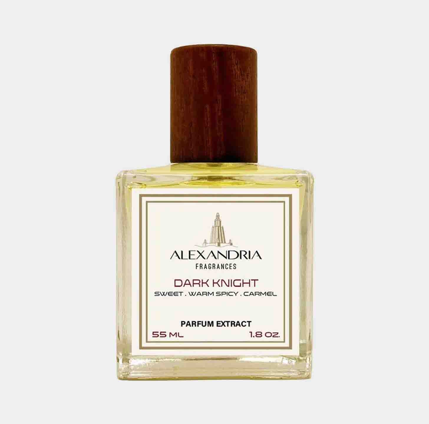 Een volle fles van Alexandria Fragrances Dark Knight, een parfumextract van 55 ml met een zoete, warme specerij- en karamelgeur. De fles heeft een houten dop en een elegante uitstraling.