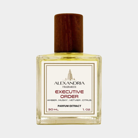 Flesje met de Alexandria Fragrances Executive Order Sample, een parfumextract van 30 ml met geurtonen van amber, muskus, vetiver en citrus.