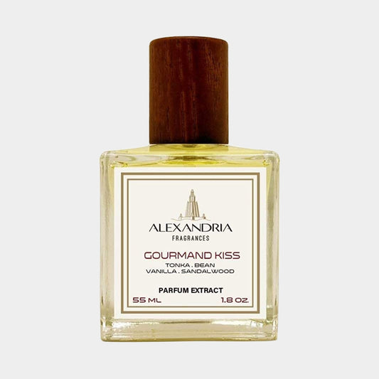 Volle fles Alexandria Fragrances Gourmand Kiss parfum, met tonen van tonkaboon, vanille en sandelhout, in een elegante glazen fles met houten dop.