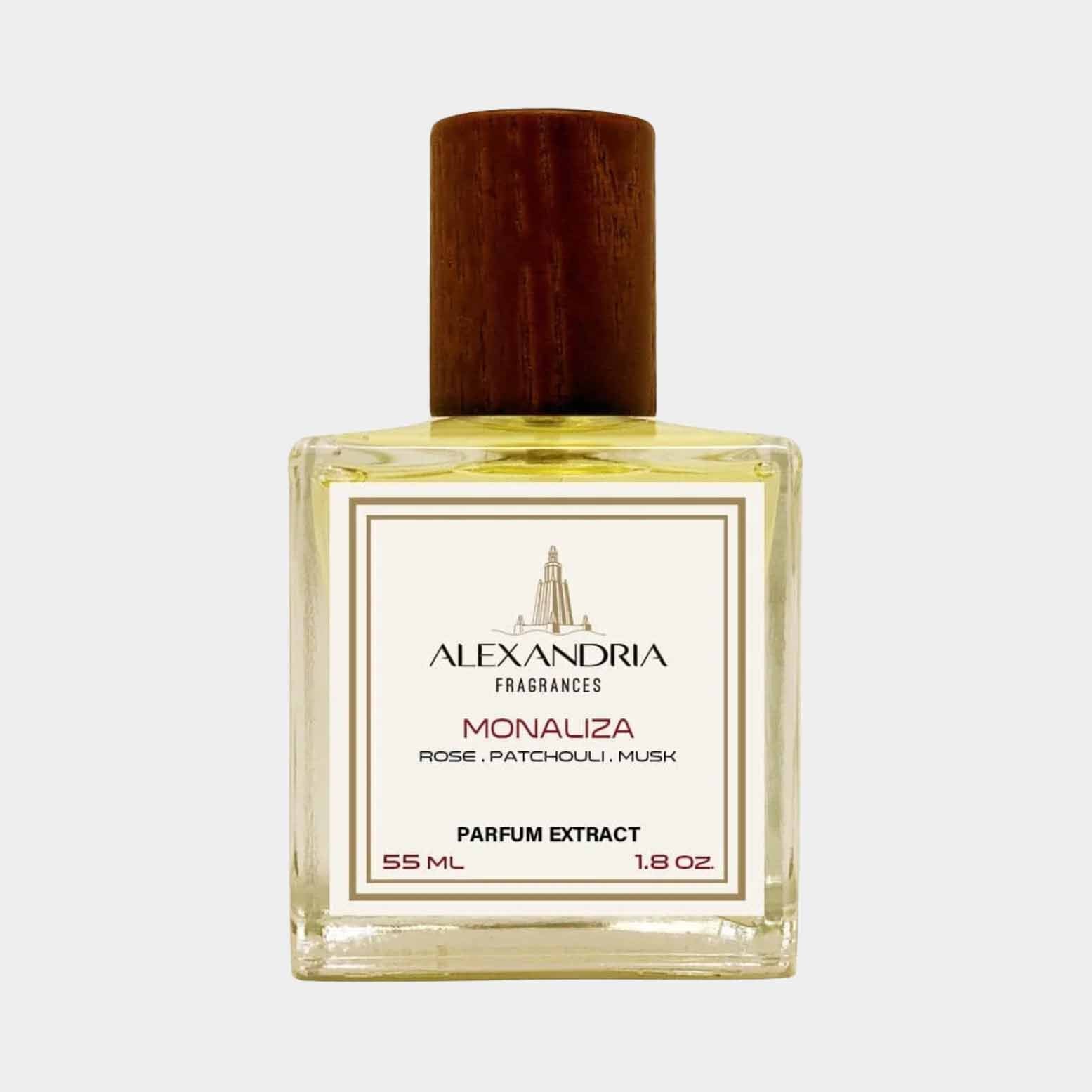 Een glazen parfumflesje met een houten dop, gevuld met de Monaliza geur van Alexandria Fragrances, met tonen van roos, patchouli en musk. Het bevat 55 ml parfumextract.