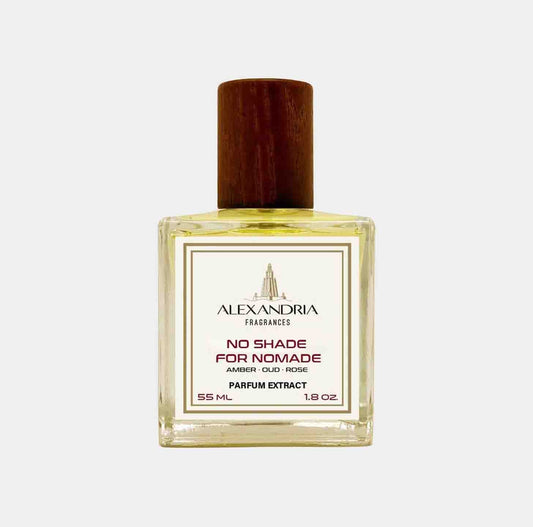 Volle fles van Alexandria Fragrances No Shade for Nomade, een parfum met tonen van amber, oud en rozen. De fles heeft een elegante uitstraling met een houten dop en bevat 55 ml parfumextract.