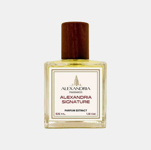 Flesje van 55 ml Alexandria Fragrances Signature Sample, met een houten dop en een elegante, vierkante verpakking. Het bevat een hoog geconcentreerde parfumextract.