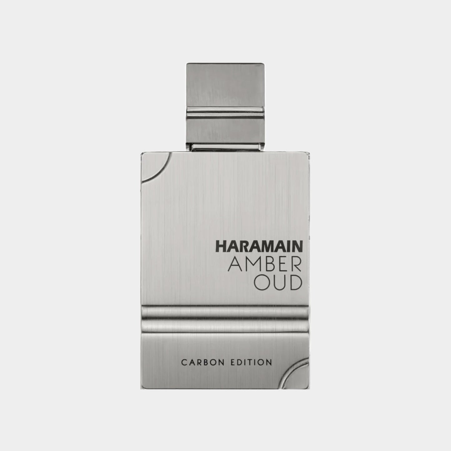 Al Haramain Amber Oud Carbon Edition is een elegant cologne monster in een slanke, metallic flacon. De stijlvolle verpakking benadrukt de luxe uitstraling van deze geur.