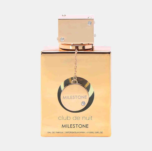Een glanzende goudkleurige flacon van de Armaf Club de Nuit Milestone EDP Sample, met een opvallende halsketting en een elegante uitstraling. Perfect voor parfumliefhebbers die een luxe geur willen ontdekken.