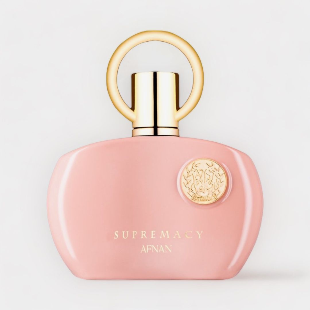 Afnan Perfumes Supremacy Pour Femme Pink Sample in een stijlvolle, lichtroze flacon met een gouden dop en een opvallend logo. Ideaal voor een elegante geurervaring.