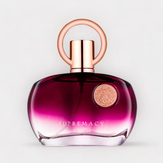 Afnan Perfumes Supremacy Pour Femme Purple Sample is a elegant parfum met een diep paarse fles en een opvallende roségouden dop. Het ontwerp straalt luxe en verfijning uit.