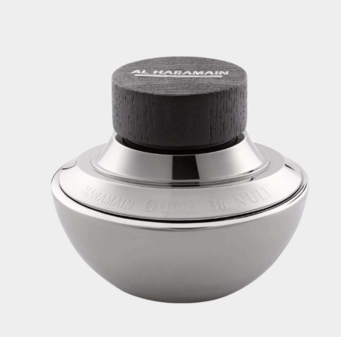 Al Haramain Oudh 36 Nuit Sample is een elegante parfumfles in een glanzende zilveren en houten uitvoering, perfect voor liefhebbers van luxueuze geuren. De fijne afwerking en het unieke ontwerp maken het een stijlvol accessoire.