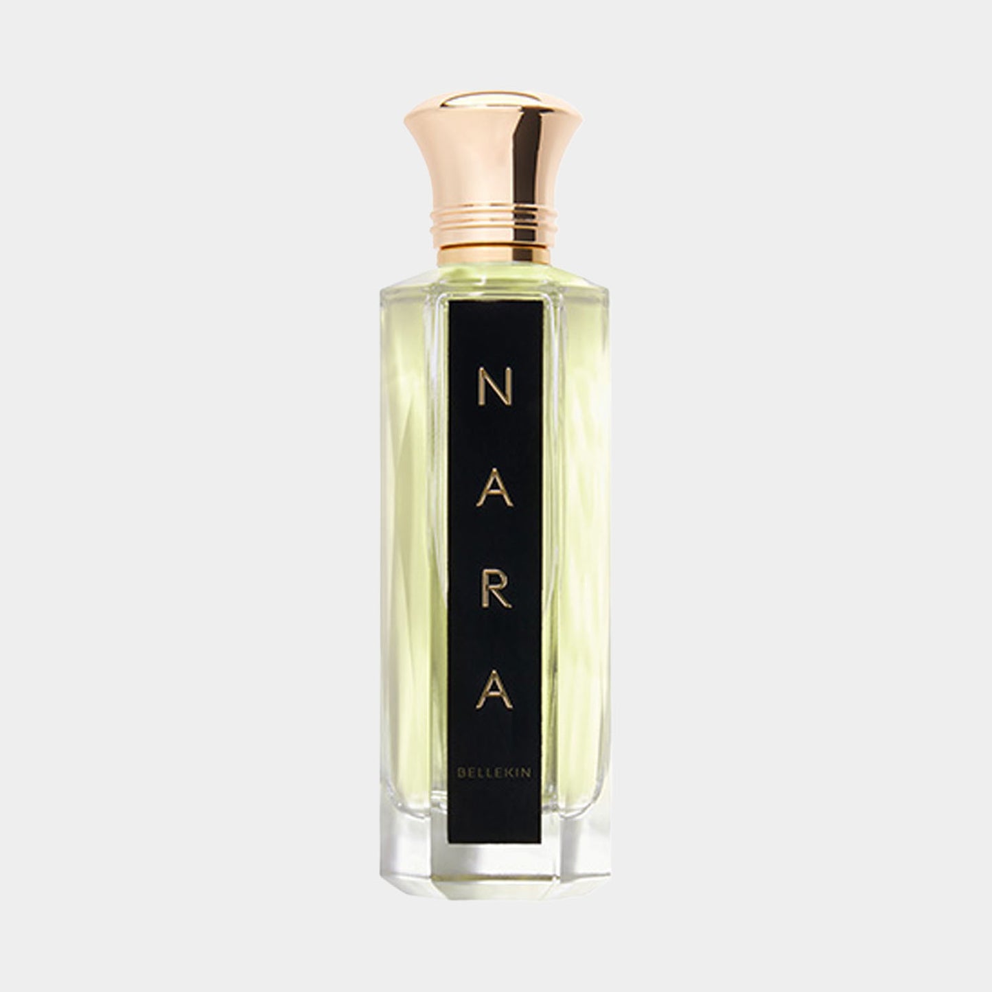 Bellekin Nara Sample, een elegant parfum in een stijlvolle glazen fles met een gouden dop, perfect voor het verkennen van geur. De fles heeft een moderne uitstraling met een zwarte label en gouden letters.