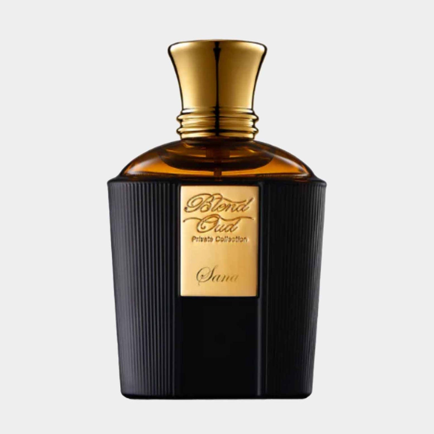 Blend Oud Private Collection Sana Sample is een luxe parfum met een elegante, zwarte fles en een gouden dop. Het design straalt verfijning en exclusiviteit uit.