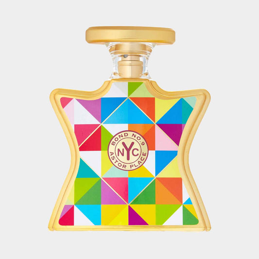 Bond No.9 Astor Place Sample in een kleurrijke, geometrisch vormgegeven fles met een gouden dop. De levendige kleuren weerspiegelen de energie van New York.