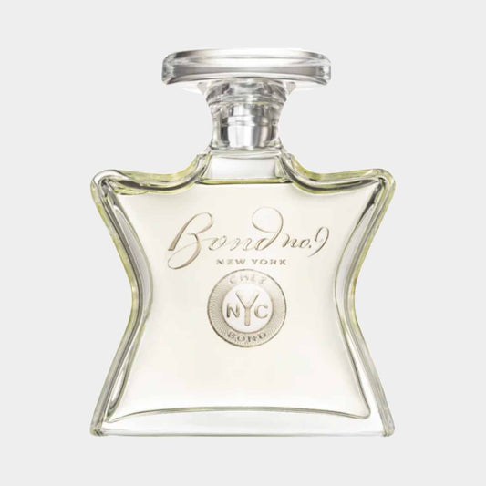 Een sample van Bond No.9 Chez Bond, gepresenteerd in een unieke stervormige glazen fles met een elegante, minimalistische uitstraling. Het parfum laat een frisse geur en luxe vibes zien, perfect voor liefhebbers van hoogwaardige parfums.