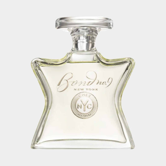Bond No.9 Chez Bond volledige fles met een unieke stervormige verpakking, gevuld met heldere parfum.