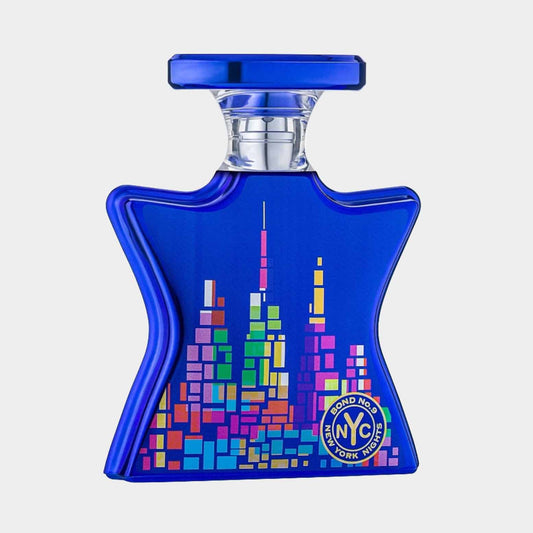 Bond No.9 New York Nights Sample in een stervormige fles met een levendig blauw ontwerp en kleurrijke skyline. Perfect voor liefhebbers van unieke parfums.