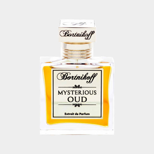 Een volle fles Bortnikoff Mysterious Oud parfum, met een elegant ontwerp en een gouden vloeistof, weergegeven in een stijlvolle presentatie.