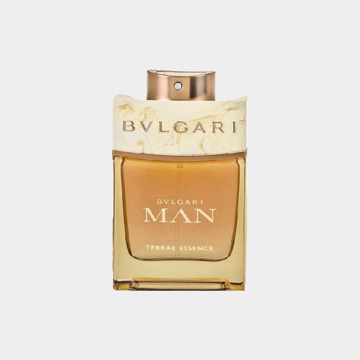 Sample van Bvlgari Man Terrae Essence, een elegante parfumfles met een gouden label en een warme, aardse geur.