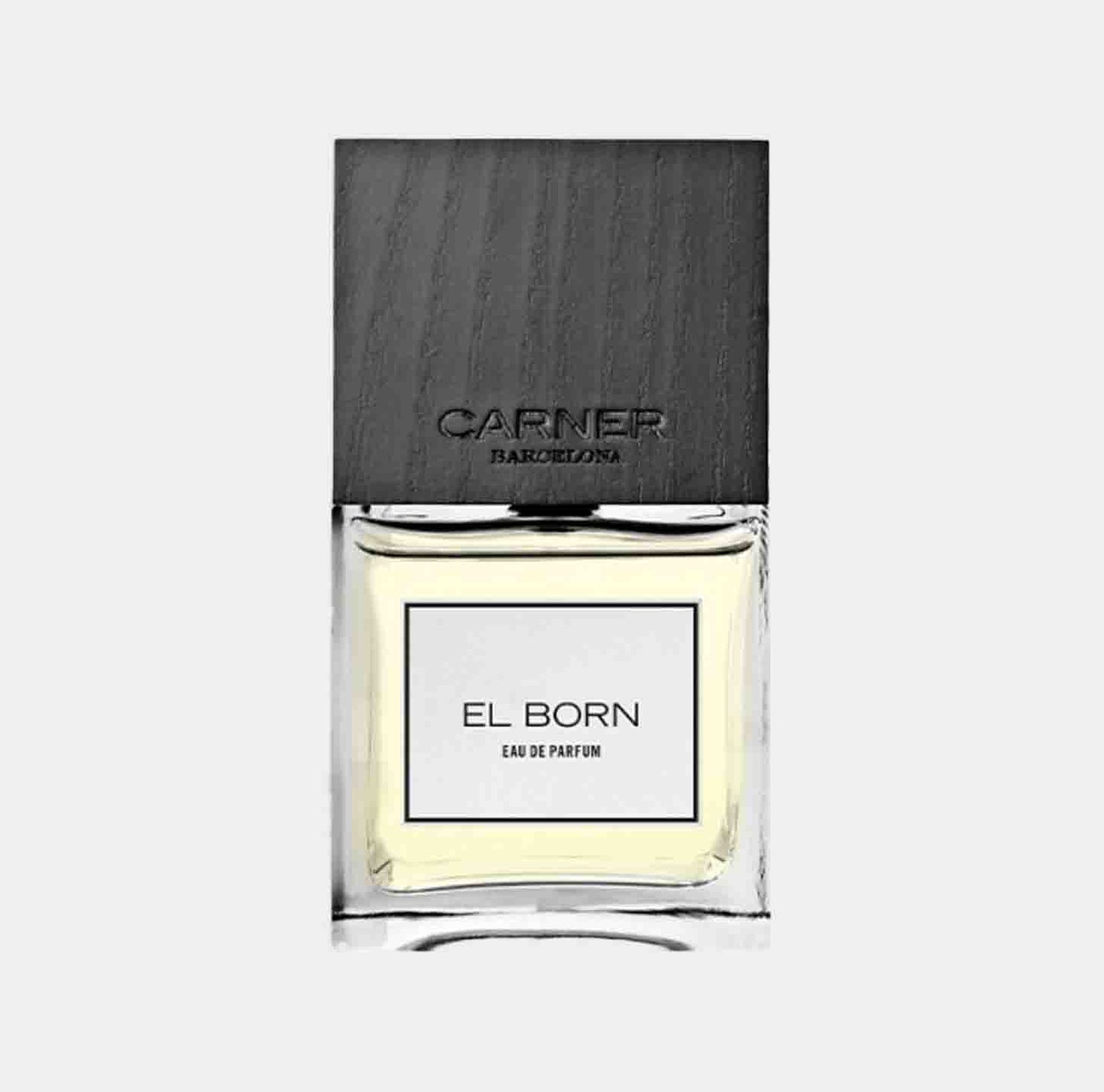 Proefmonster van Carner Barcelona El Born, een elegant parfum in een stijlvolle glazen flacon met houten dop. Het label geeft duidelijk de naam en het type parfum aan.