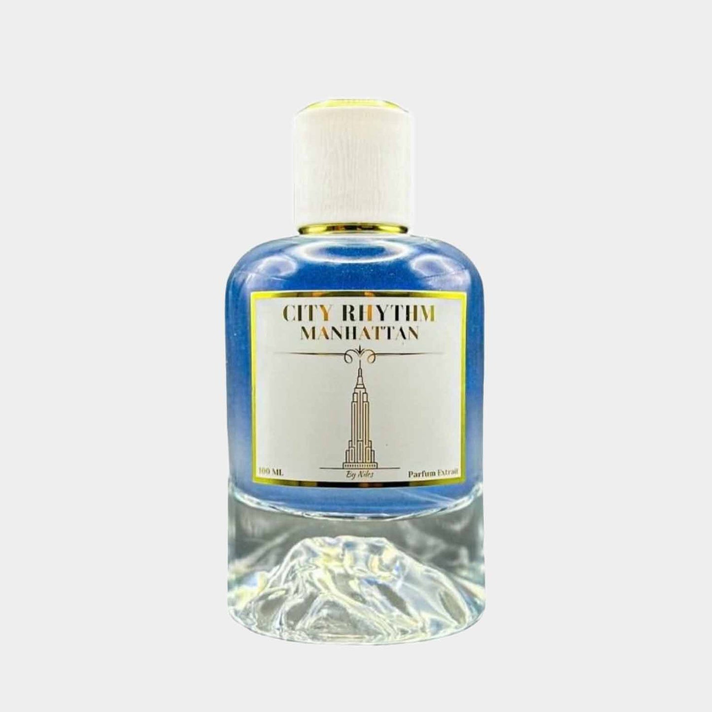 City Rhythm Manhattan Sample is een elegante parfumfles met een helderblauwe vloeistof en een klassieke uitstraling, geïnspireerd op de skyline van Manhattan.