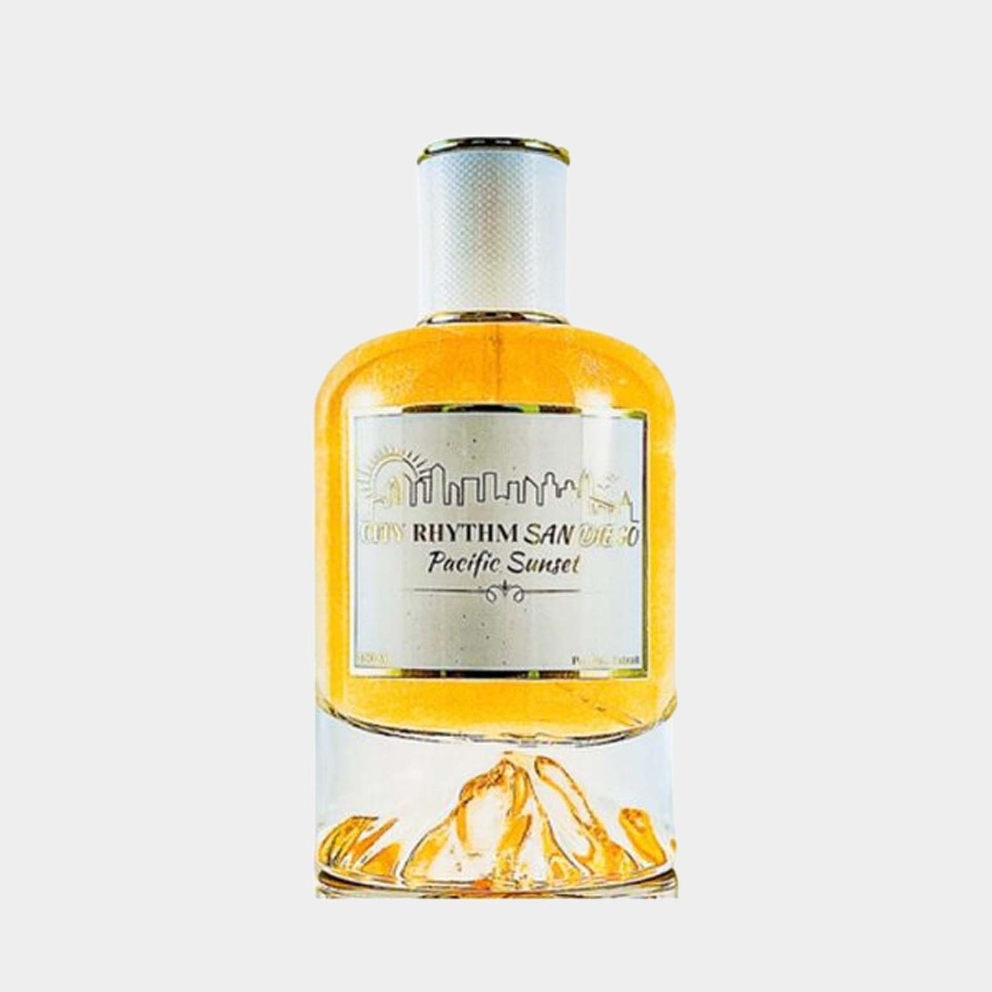 City Rhythm San Diego Sample is een luxe parfumfles met een gouden vloeistof, afgewerkt met een opvallende luxe basis. De fles is versierd met een zilveren label dat de naam en uitgave Pacific Sunset benadrukt.
