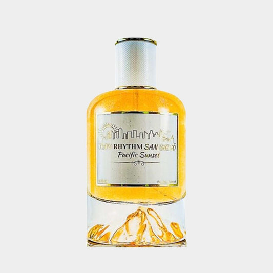 City Rhythm San Diego Full bottle met een elegante glazen basis en een warme gouden vloeistof, vertegenwoordigt de geur Pacific Sunset.