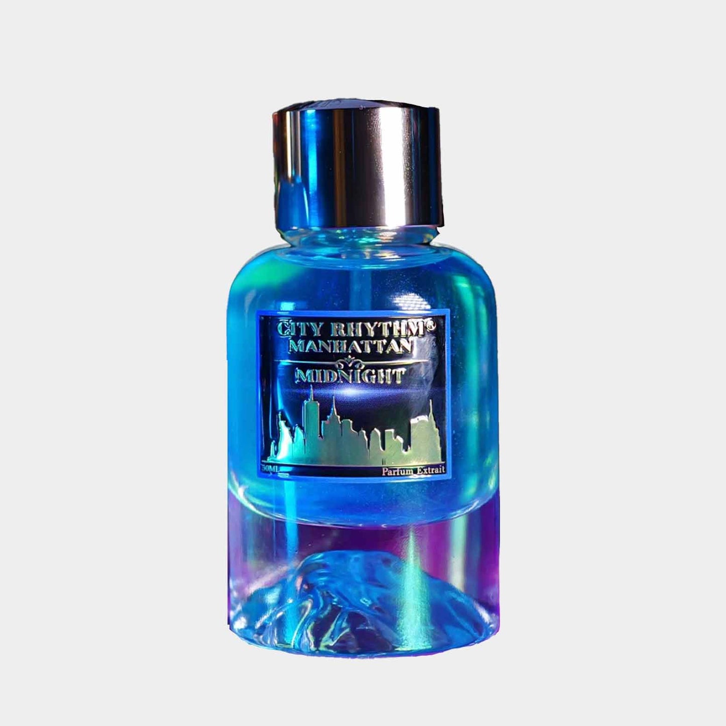 Een flacon van de geur City Rhythm Manhattan Midnight met een iriserende blauwe en paarse tint. De fles heeft een moderne uitstraling en een metallic dop.