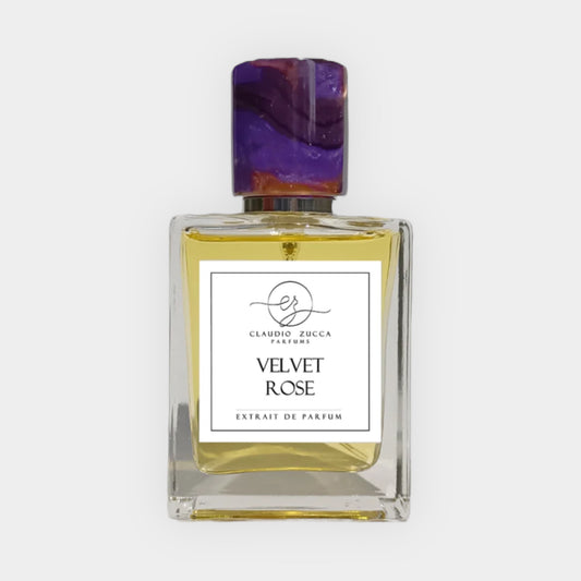 Claudio Zucca Velvet Rose full bottle met een vierkante glazen fles en een decoratieve dop in paarstinten. De geur is een extrait de parfum met een warme, florale aroma.