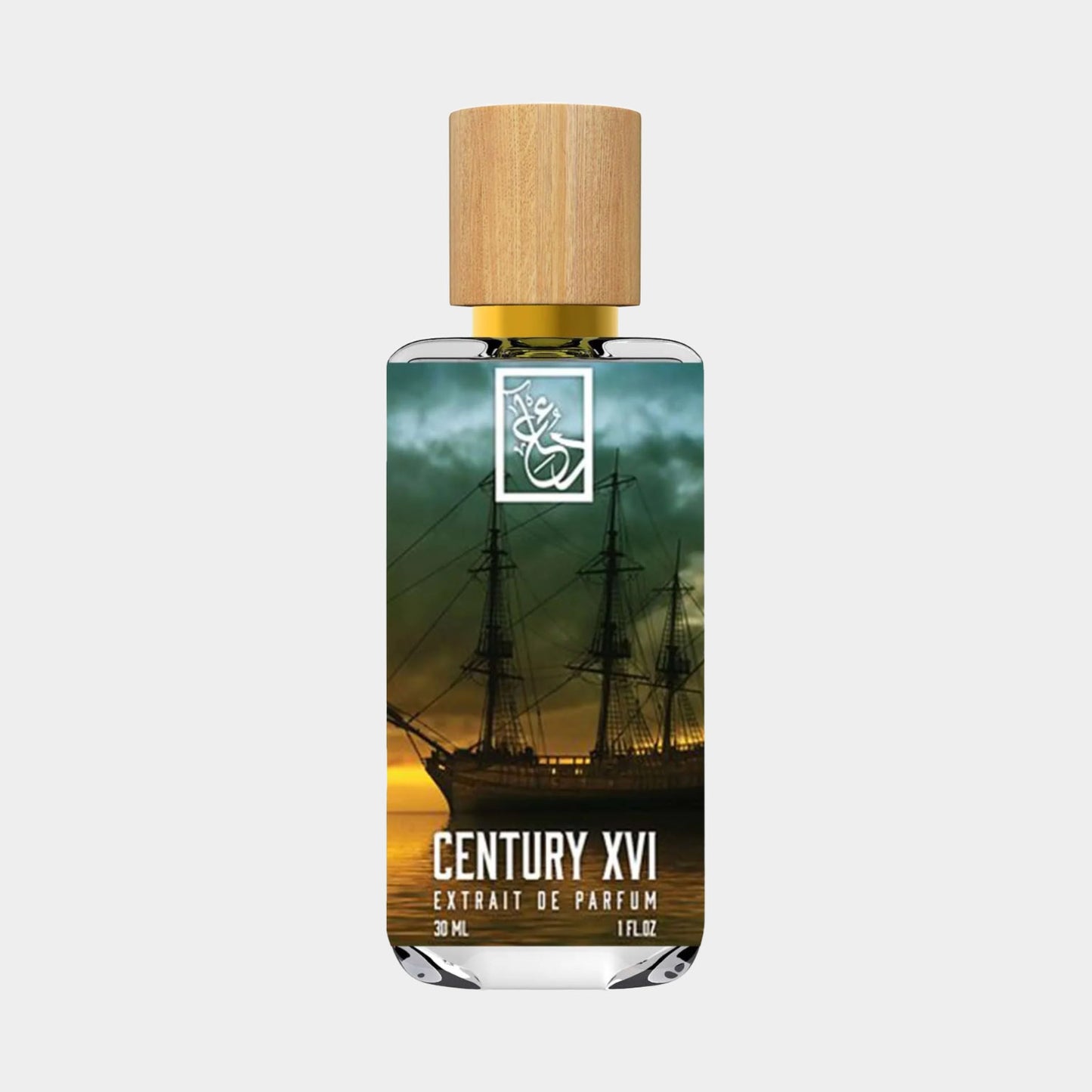 Flesje Dua Century XVI Sample parfum van 30 ml met een maritiem ontwerp en houten dop, weergegeven tegen een achtergrond van een zonsopgang achter een schip.