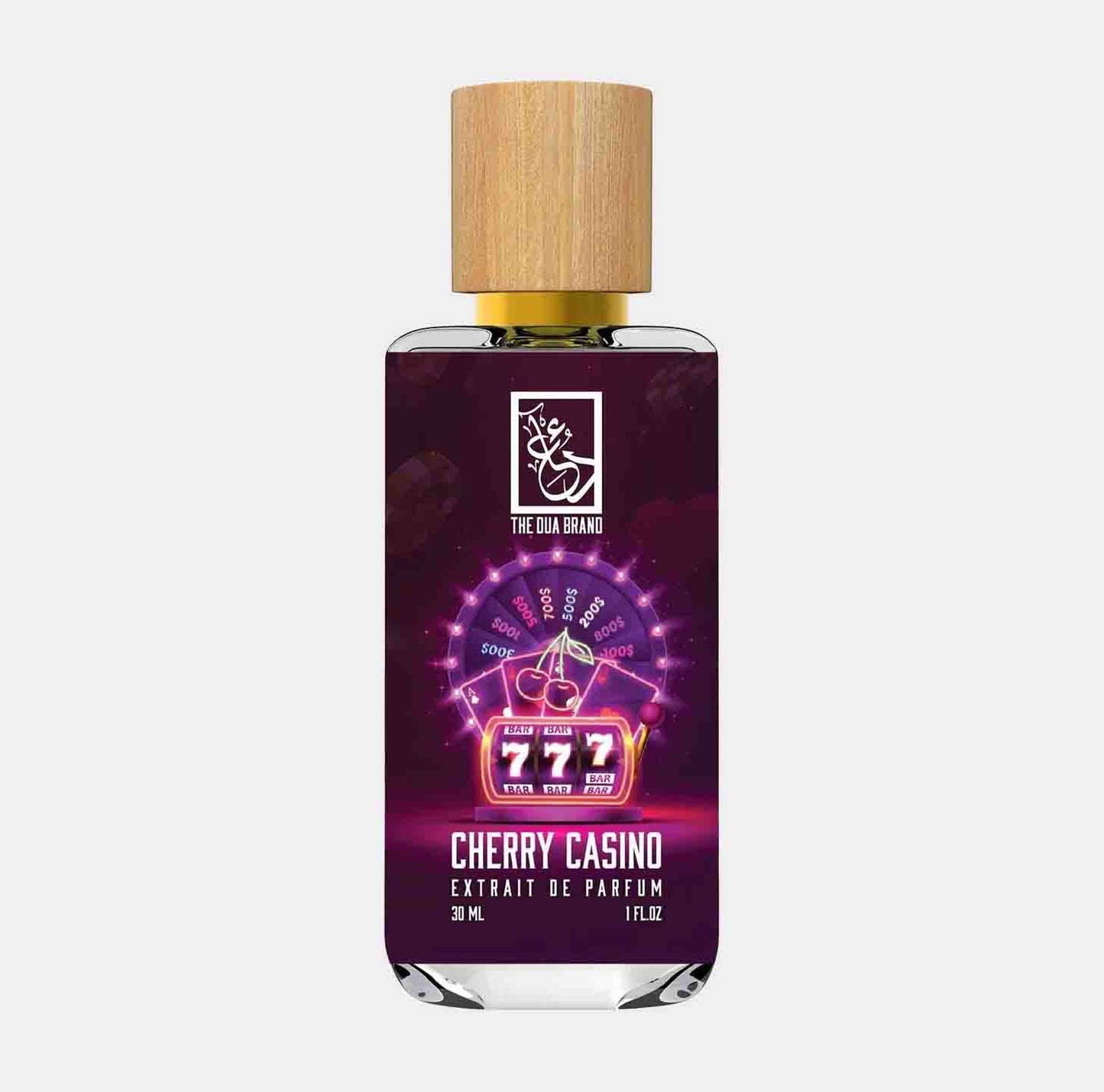 Dua Cherry Casino Sample is een parfummonster van 30 ml, gepresenteerd in een fles met een houten dop en een opvallend ontwerp met een casinothema. Deze geur belooft een fruitige en luxe ervaring met een vleugje kansspel.