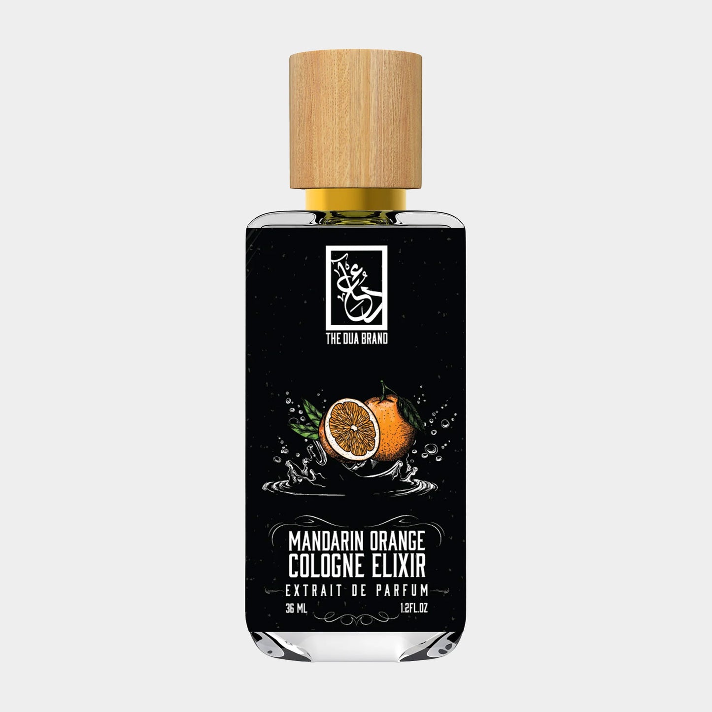 Een flesje Dua Mandarin Orange Cologne Elixir, met een houten dop en een zwart etiket, dat een sprankelende mandarine-oranje geur belooft. Het bevat 35 ml parfumextract.