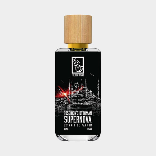 Fles parfum van Dua Poseidons Ottoman Supernova Sample met een houten dop en zwart-witte label met een ontwerp van Istanbul.