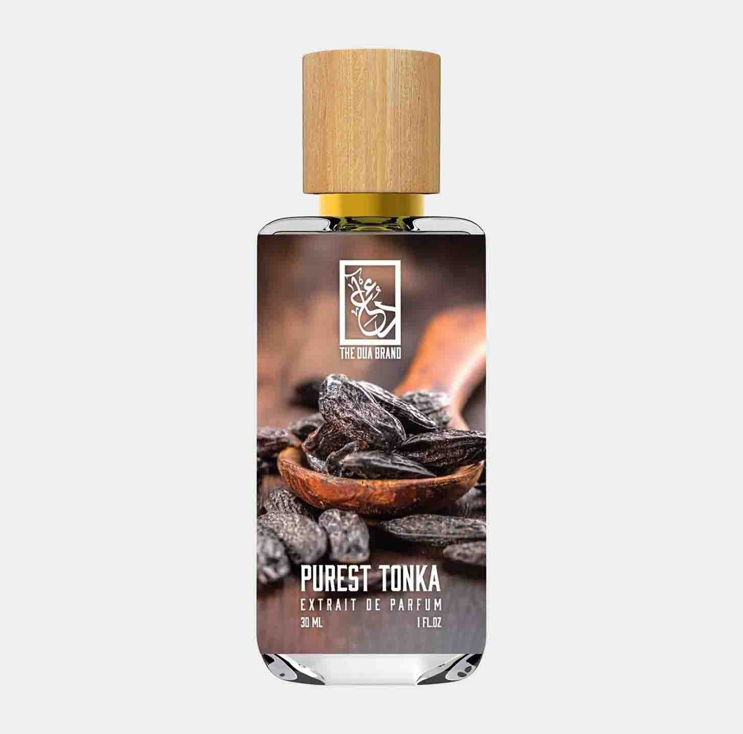 Flesje van Dua Purest Tonka, een parfumextrait van 30 ml, met een houten dop en een achtergrond van tonkabonen.