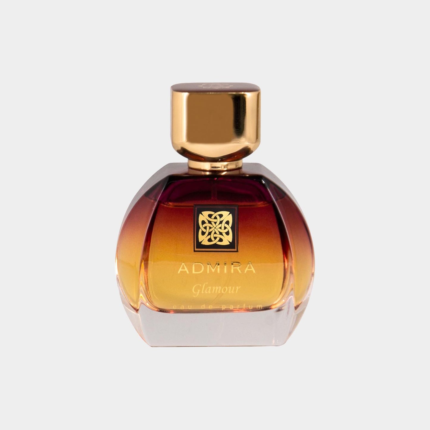 Admira Glamour Sample is een elegante parfumfles met een opvallende gouden dop en een verfijnde, amberkleurige vloeistof, perfect voor het ervaren van luxe geur.