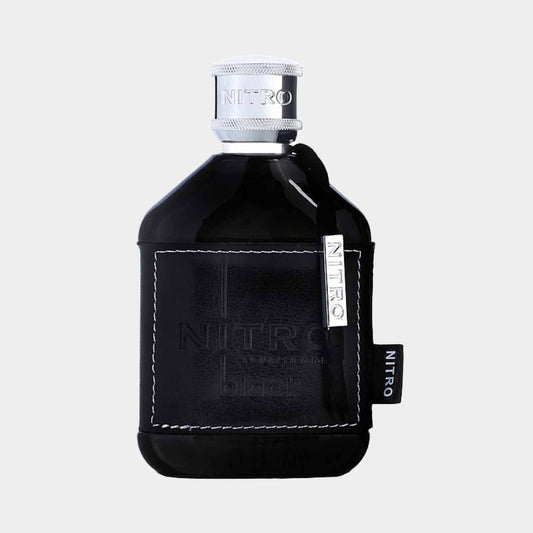 Dumont Nitro Black volle fles met een elegante zwarte leren hoes en een zilveren dop, straalt luxe en verfijning uit.
