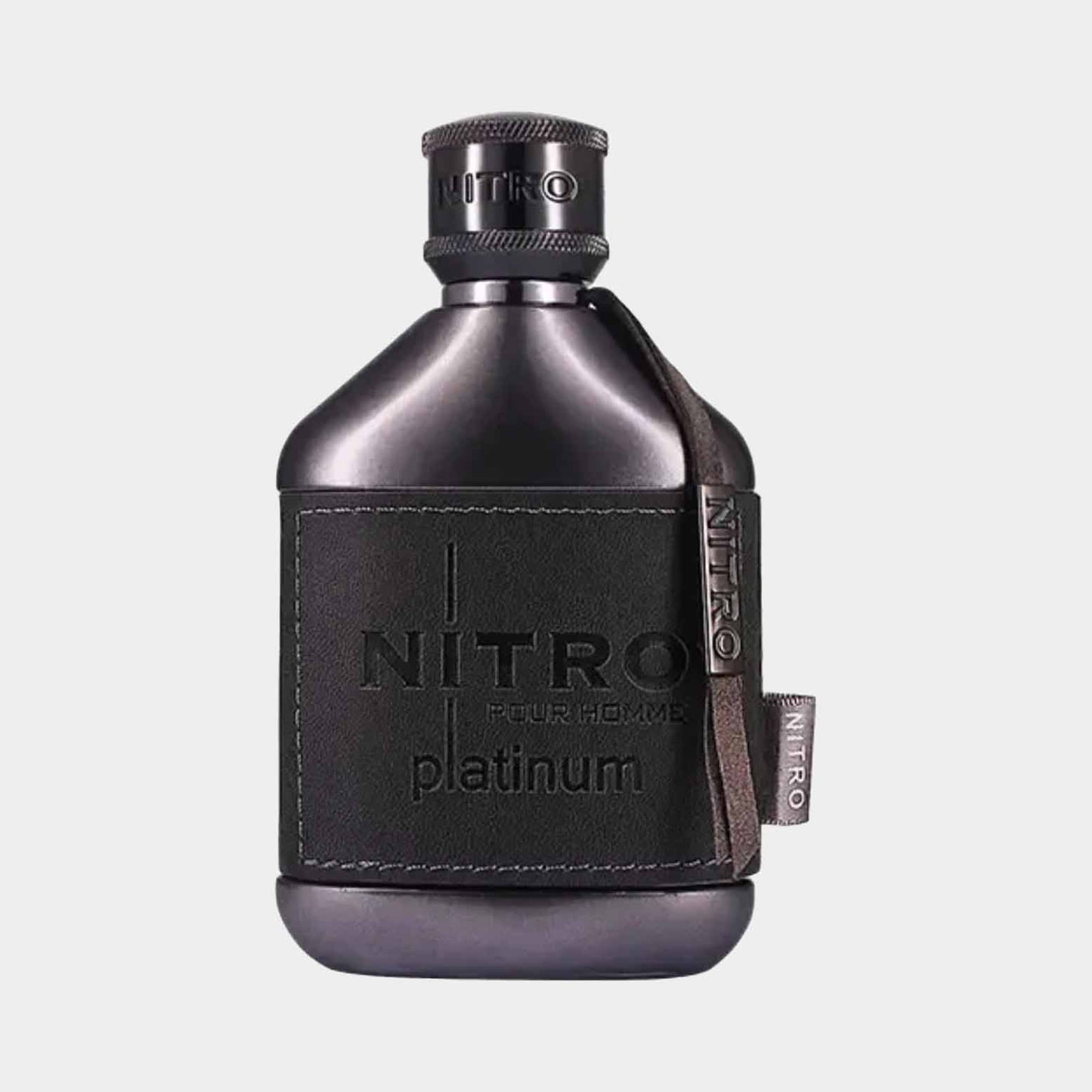 Een full bottle van Dumont Nitro Platinum, weergegeven in een elegante, zwarte fles met een leren bandje en een moderne, strakke uitstraling.