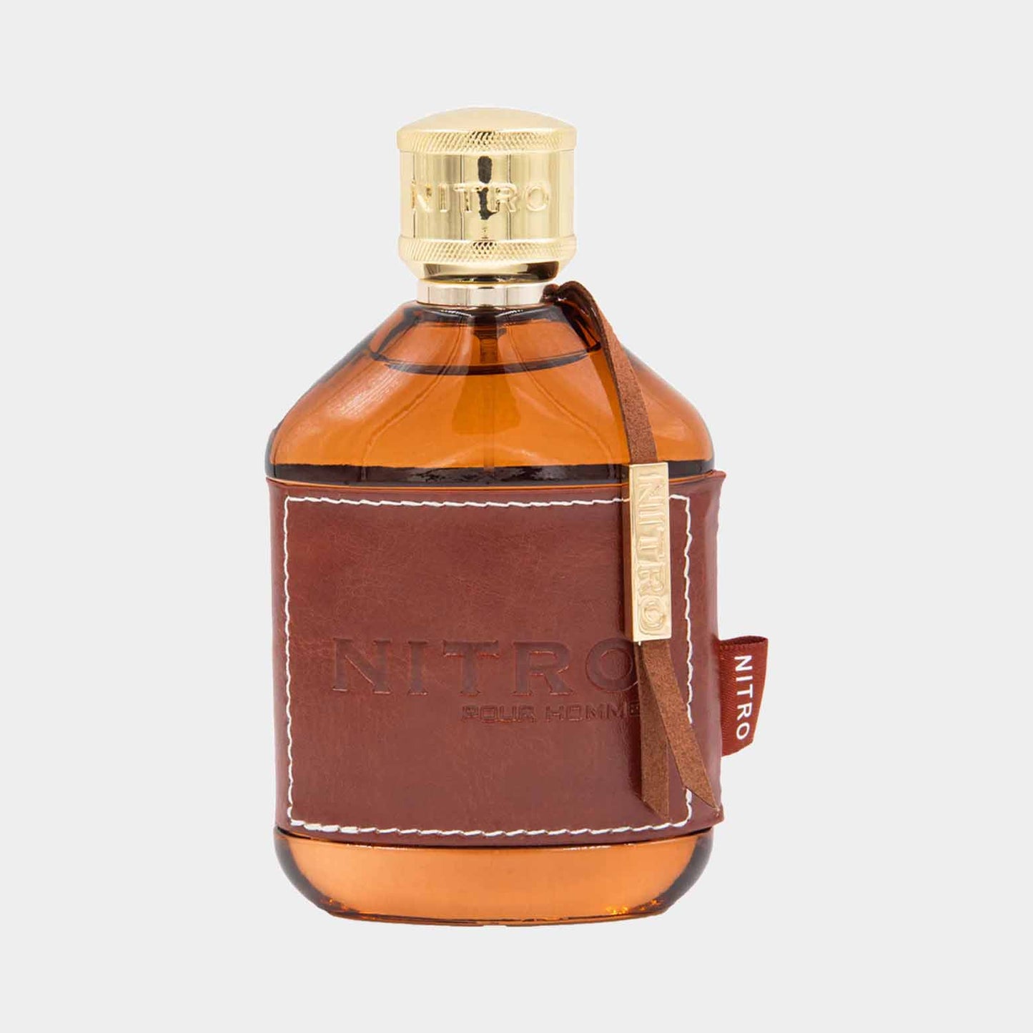 Een sample van Dumont Nitro Pour Homme, gepresenteerd in een elegante, bruine leren omhulsel met een gouden dop. De fles heeft een verfijnd design en straalt luxe uit.
