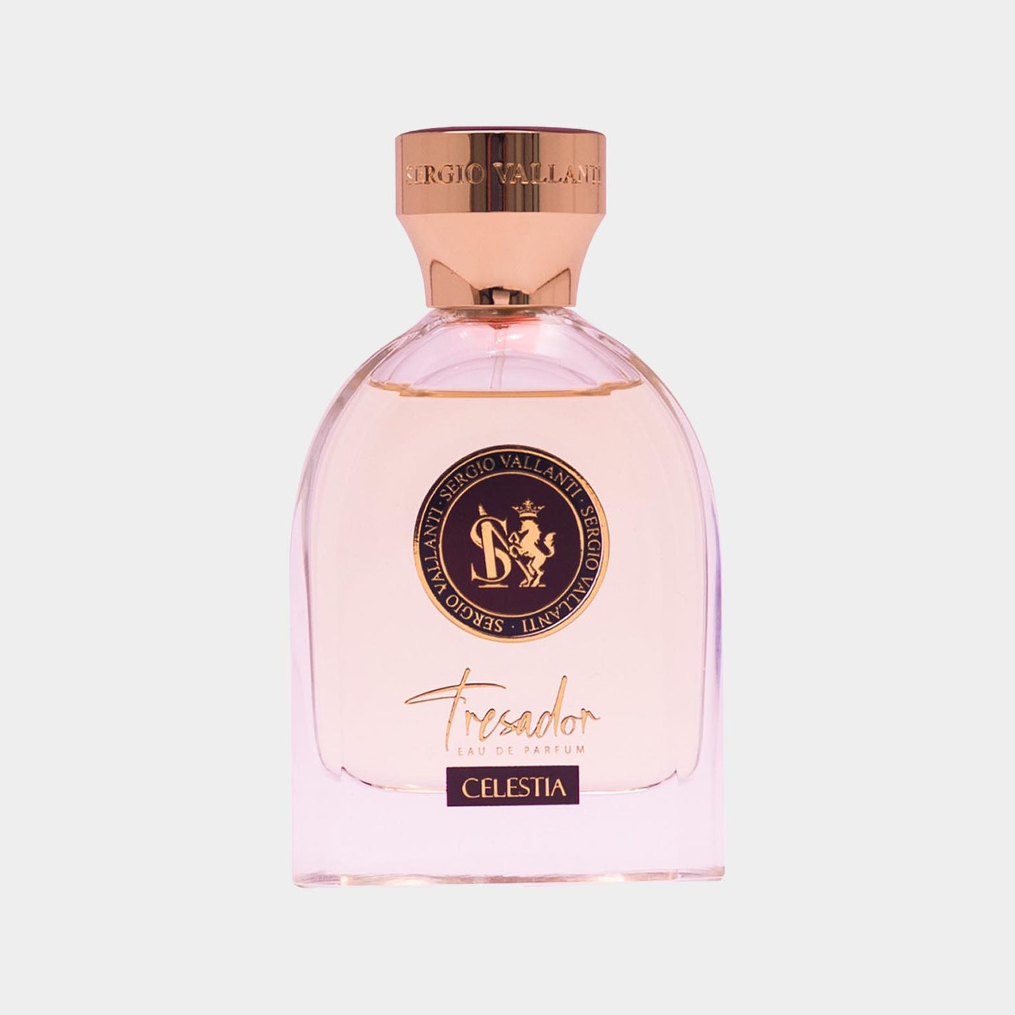 Een flesje Tresador Celestia Sample, met een elegante, lichtroze inhoud en een gouden dop, ontworpen door Sergio Vallanti. De fles heeft een luxueuze uitstraling en is perfect voor op reis.