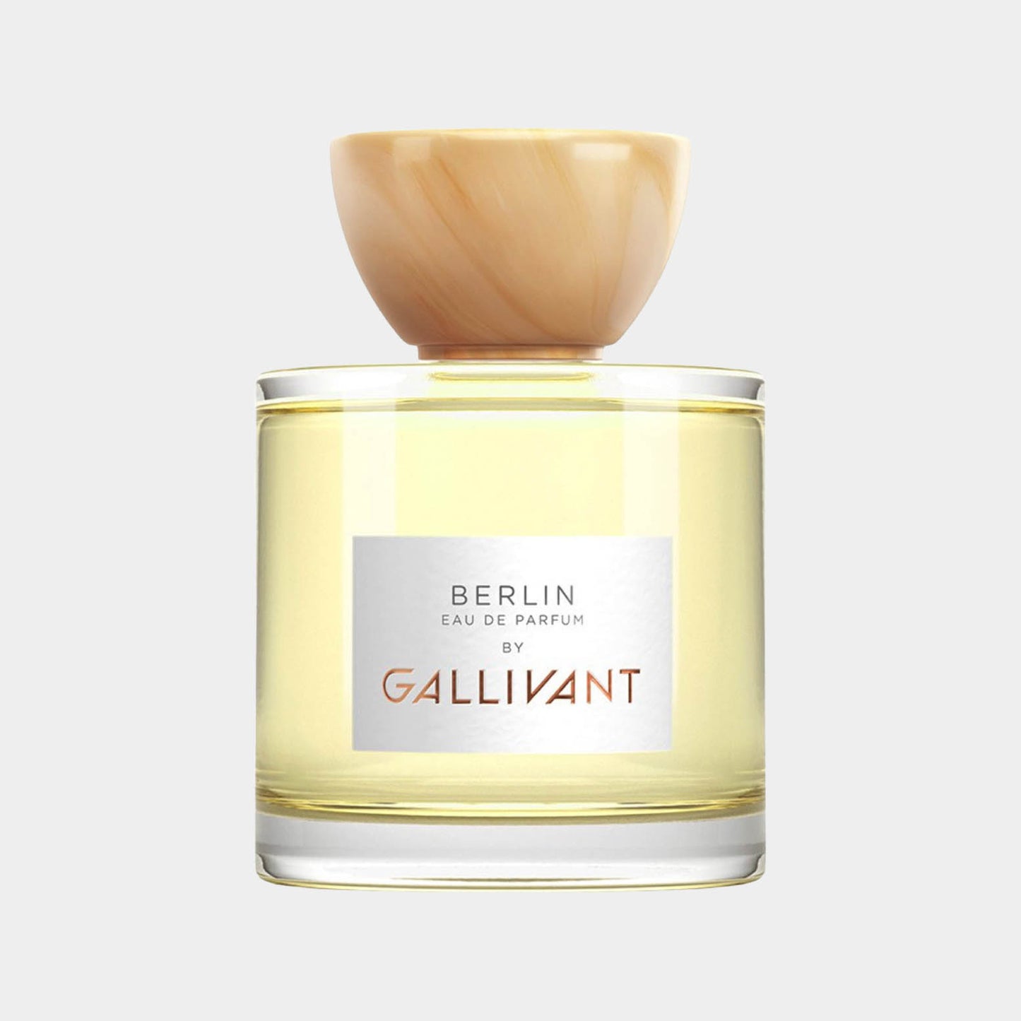 Gallivant Berlin Sample is een elegant parfum in een transparante flacon met een opvallende gemarmerde dop, perfect voor liefhebbers van unieke geuren.