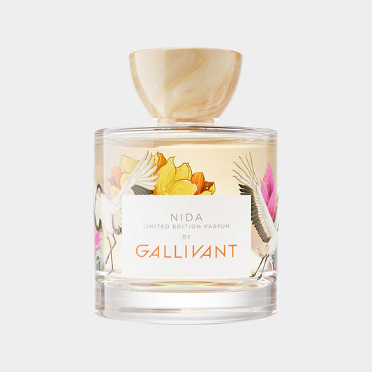 Gallivant Nida Sample, een limited edition parfum in een elegante glazen flacon met kleurrijke bloemenillustraties en een houten dop.