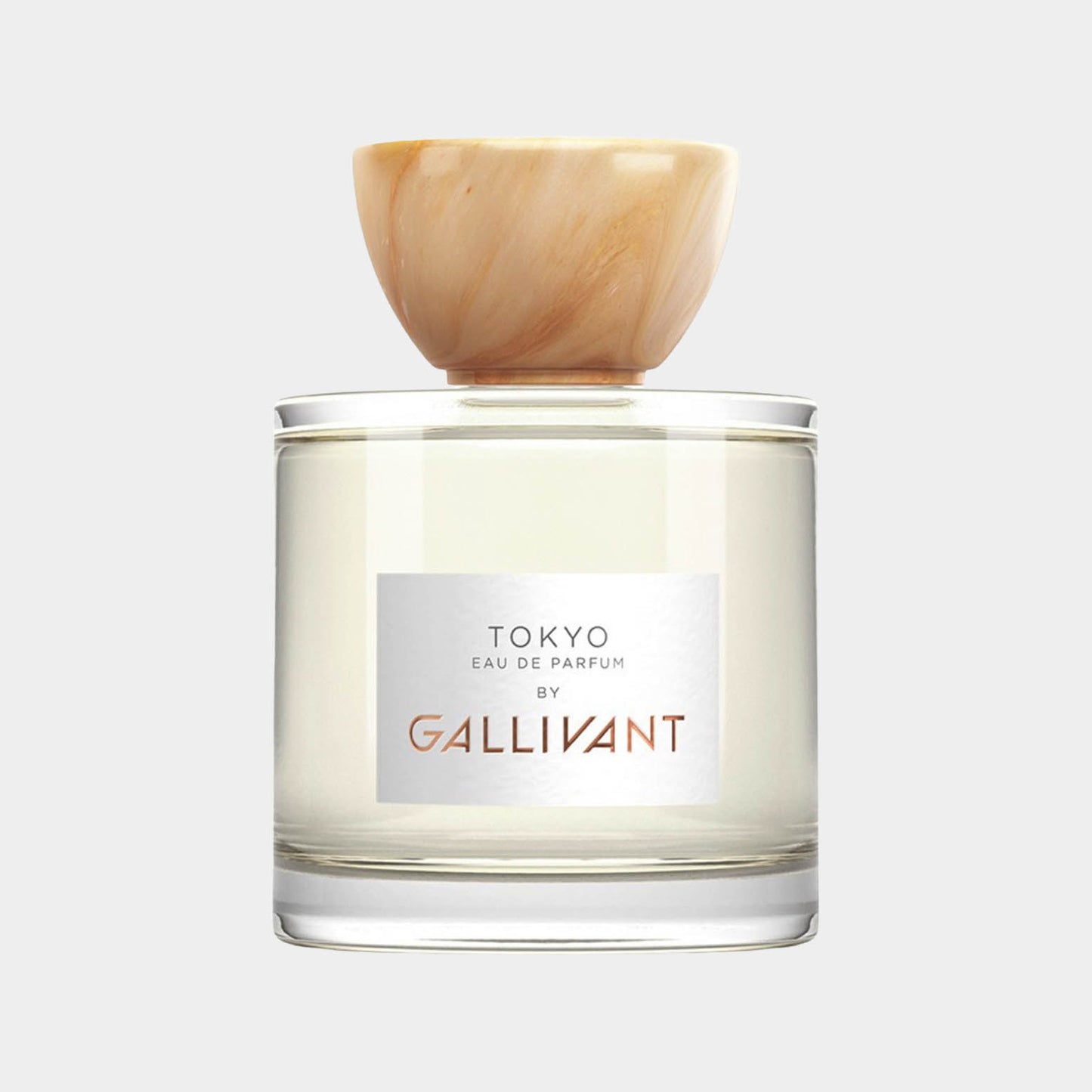 Gallivant Tokyo Sample, een elegante parfumfles met een strakke, moderne uitstraling en een luxe dop van natuurlijk materiaal.