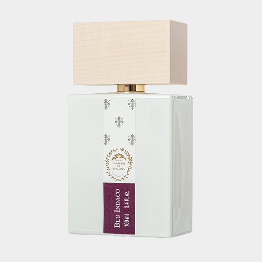 Giardini di Toscana Blu Indaco vol. fles, met een elegant design in een witte fles en een houten dop. De inhoud bevat 100 ml geur.
