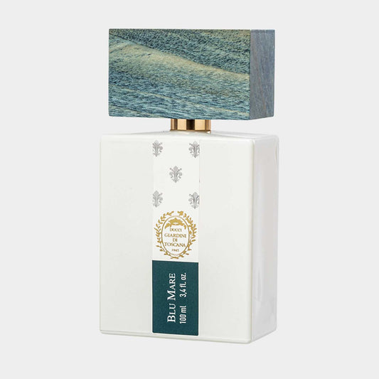 Fles van Giardini di Toscana Blu Mare, een parfum in een stijlvolle flacon van 100 ml met een unieke dekking in blauwe tinten.