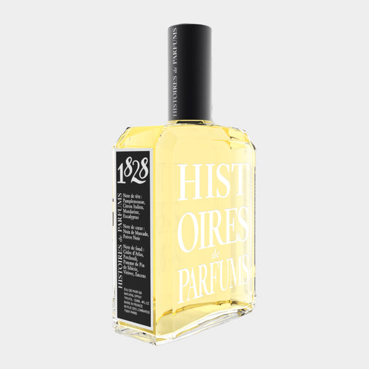 Een flesje Histoires de Parfums 1828 Sample met een duidelijke, elegante vorm en een zwart-witte etikettering. De geur heeft een warme, amberkleurige vloeistof die uitnodigt tot ontdekking.