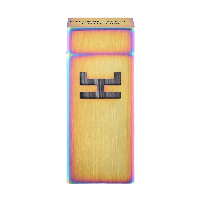 Hemcael Deos Sample in een strak, metallic design met een uniek symbool op de voorkant. Dit kleine parfumstaaltje is perfect voor onderweg.