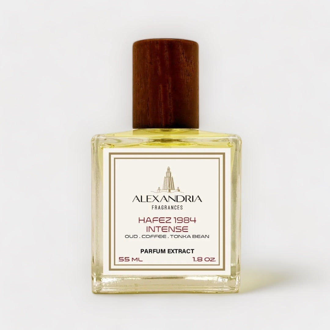 Klein sampleflesje van Alexandria Fragrances Hafez 1984 Intense, een parfumextract met tonen van oudh, koffie en tonkaboon. Het flesje heeft een elegante houten dop en bevat 55 ml.