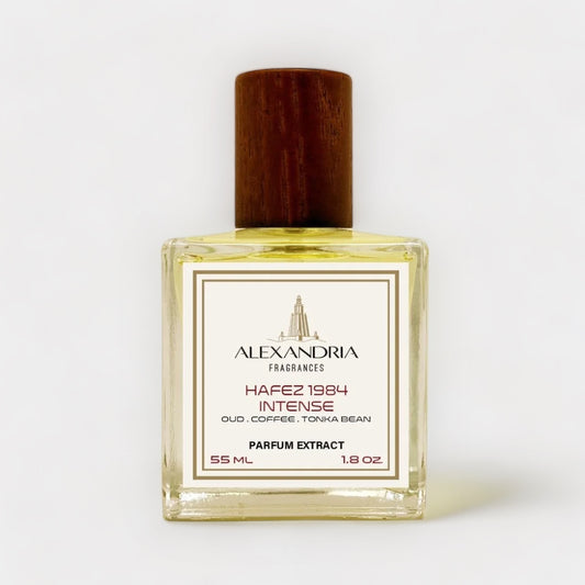 Klein sampleflesje van Alexandria Fragrances Hafez 1984 Intense, een parfumextract met tonen van oudh, koffie en tonkaboon. Het flesje heeft een elegante houten dop en bevat 55 ml.