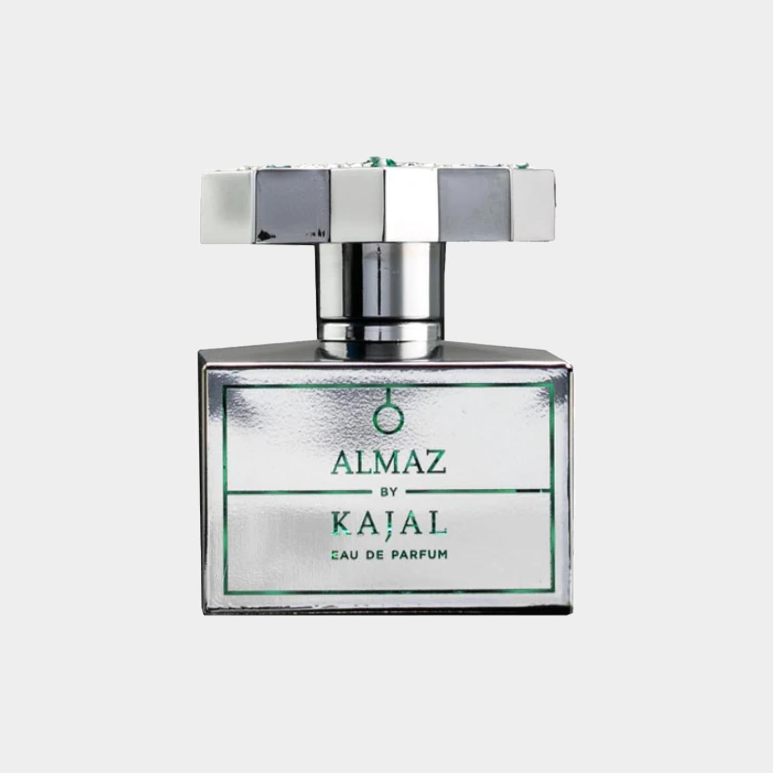 Een volledige fles Kajal Almaz, een elegant parfum met een verfijnde flacon en een luxe uitstraling. Het ontwerp is modern met een glanzende afwerking en een opvallende dop.