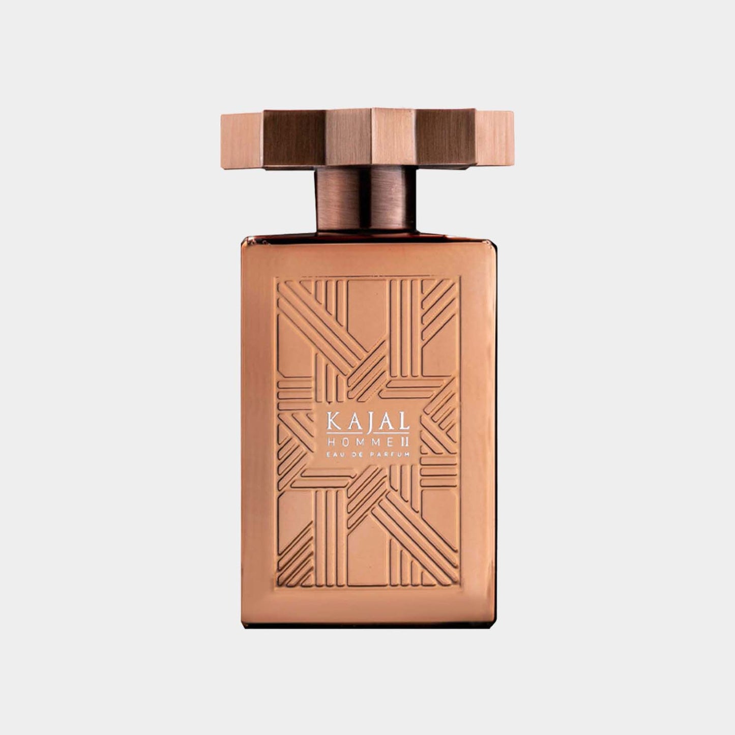 Kajal Homme II Sample is een luxe parfumfles met een unieke geometrische, bronzen verpakking, perfect voor onderweg. Het ontwerp straalt elegantie en verfijning uit.